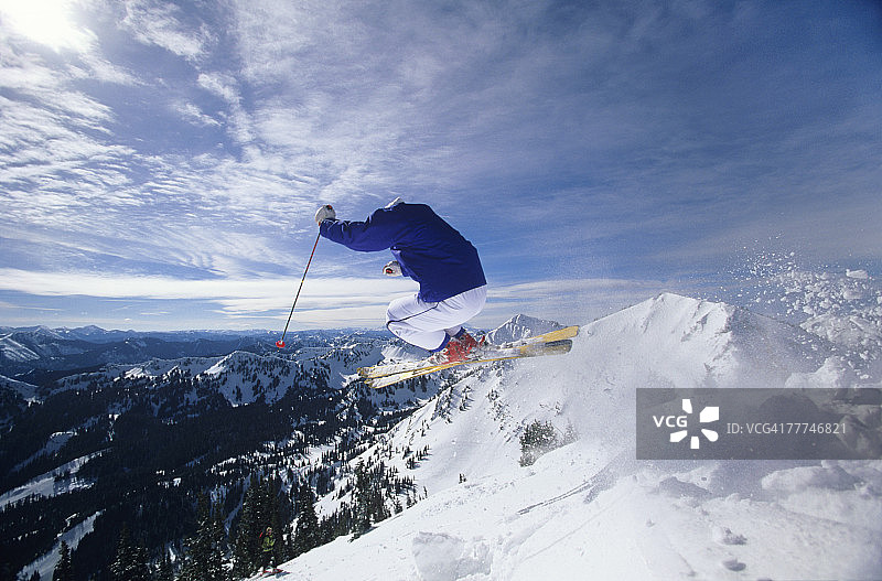 滑雪者驰骋雪坡图片素材