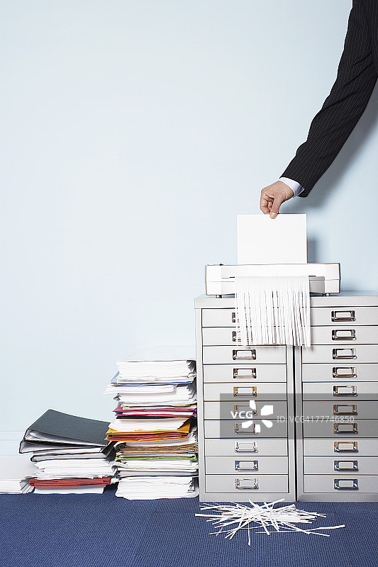 使用碎纸机的商人图片素材