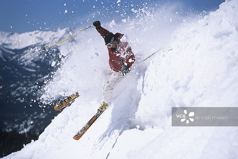 滑雪者驰骋雪坡图片素材