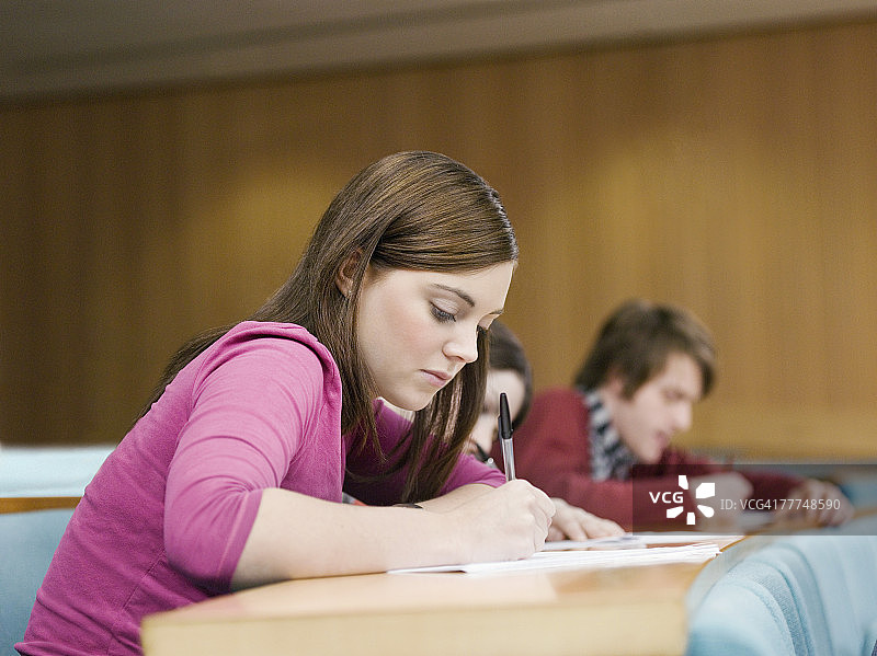 在教室里做笔记的学生图片素材