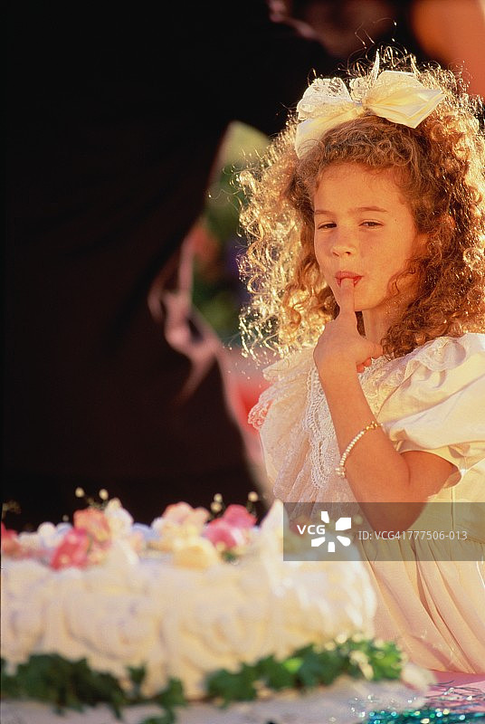 年轻的伴娘品尝婚礼蛋糕上的糖霜图片素材