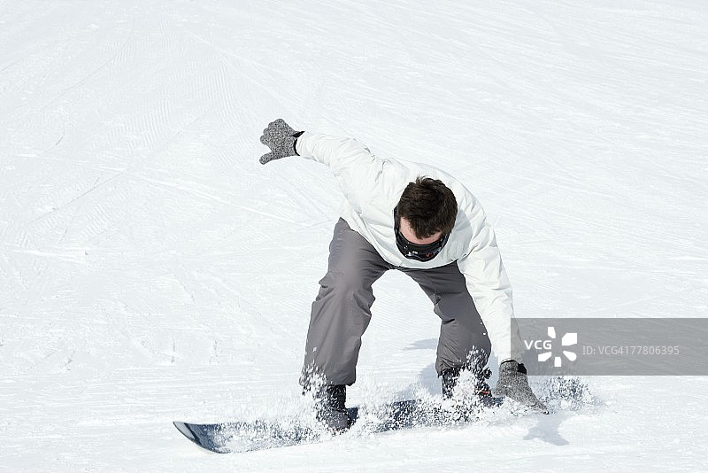 滑雪者前倾保持平衡图片素材