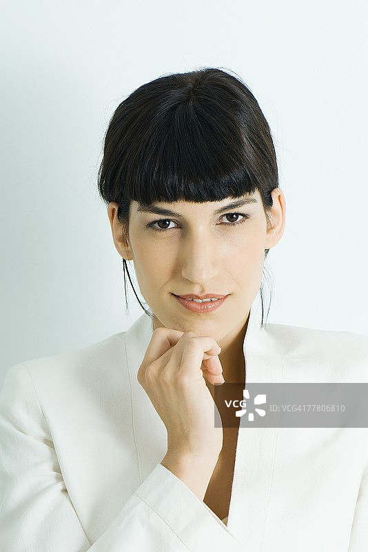 对着镜头微笑的女人肖像图片素材