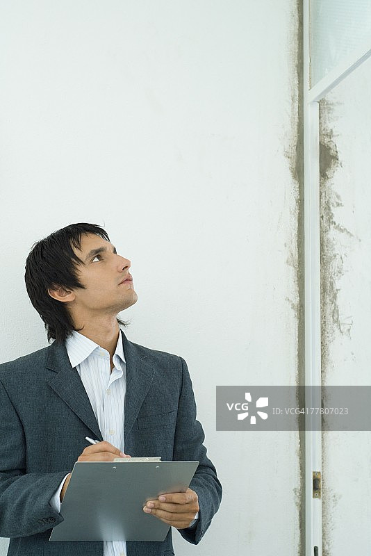 年轻男人检查房屋内部图片素材