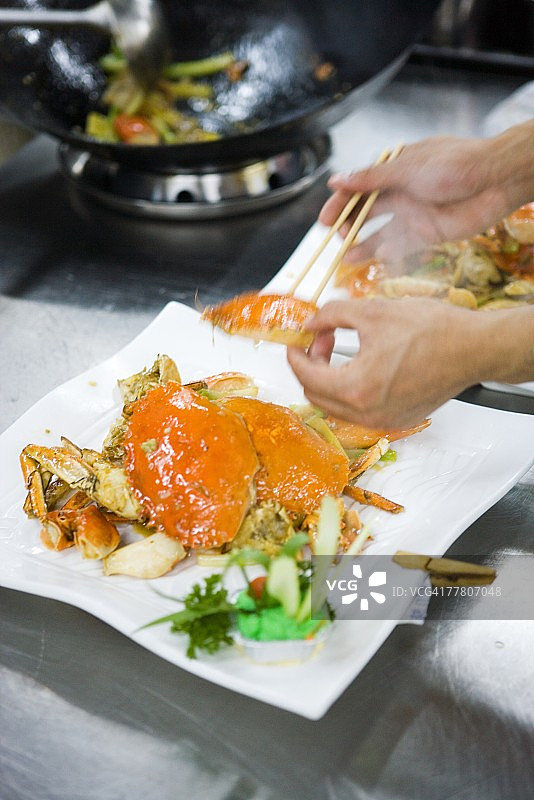 厨师在商业厨房摆盘图片素材