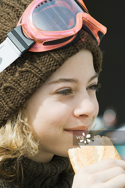 滑雪装备女孩吃三明治特写图片素材