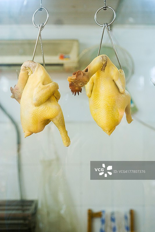 挂在挂钩上的生鸡肉图片素材