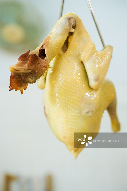 挂在钩子上的生鸡肉图片素材
