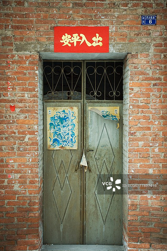 门上贴着海报，上方悬挂着banner的关闭门，中国图片素材