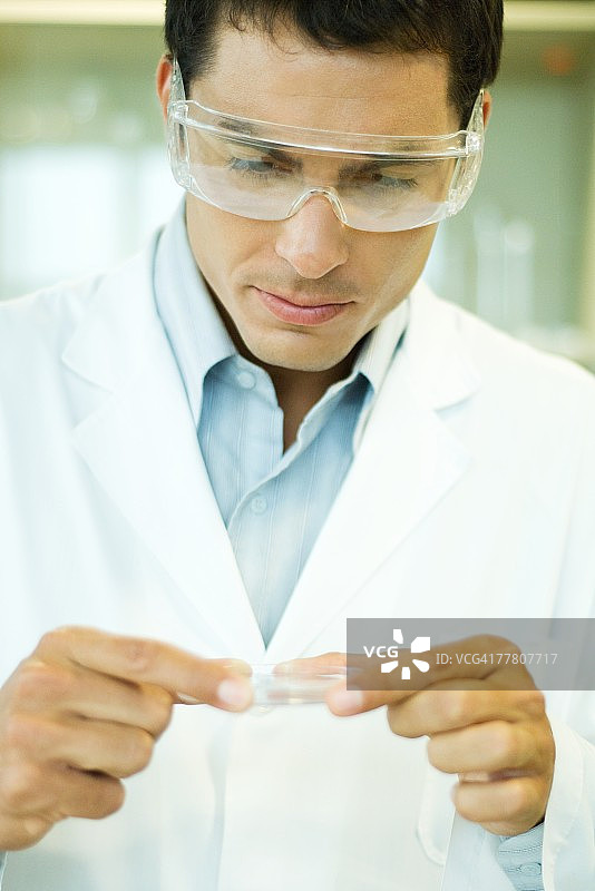 拿着培养皿的男科学家图片素材