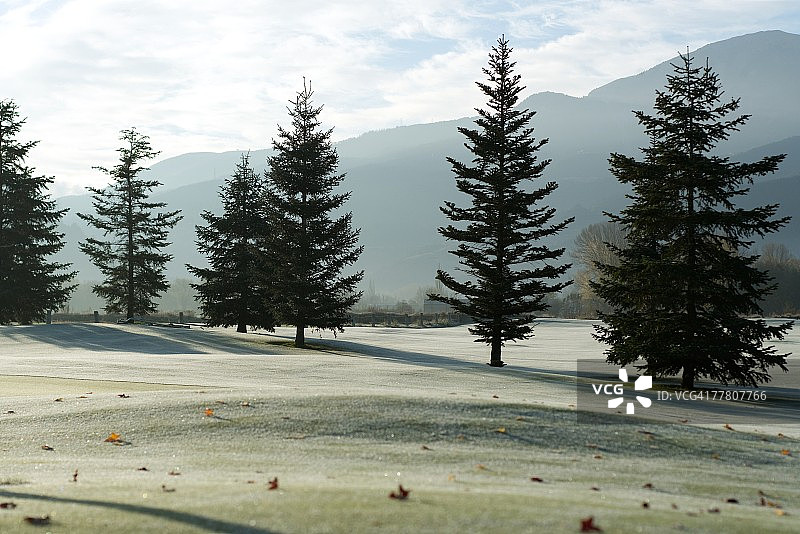 山区覆盖着霜的Golf球场图片素材