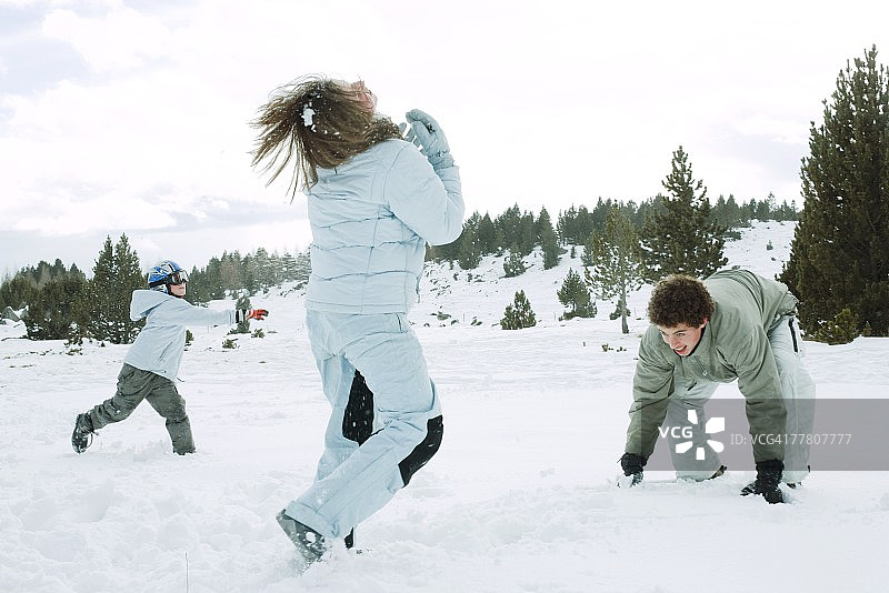 年轻朋友打雪仗的动态瞬间图片素材