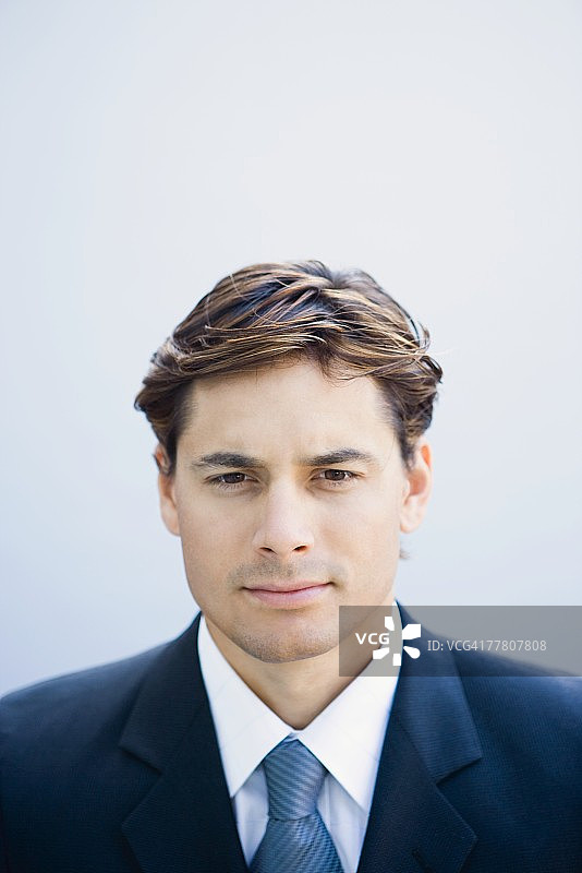 年轻商人肖像照，头部和肩膀图片素材