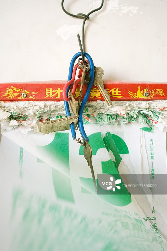 悬挂在数字13上方的钥匙图片素材