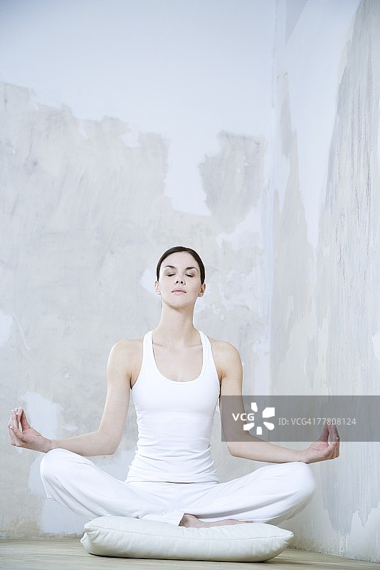 年轻女人闭着眼睛，全身莲花坐姿图片素材