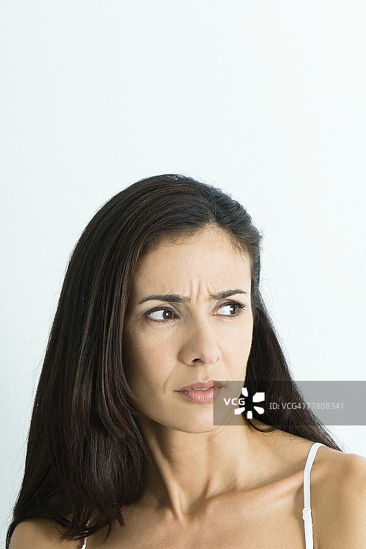 皱着眉头，看向远方的女人肖像图片素材