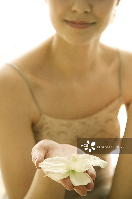 女人手捧兰花局部特写图片素材