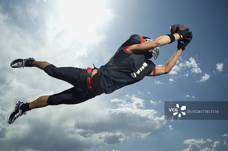 跳跃的足球运动员仰视角度照片图片素材