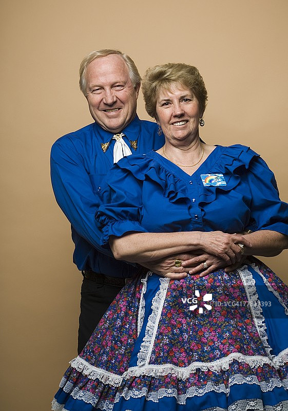 老年夫妇穿着广场舞服装图片素材