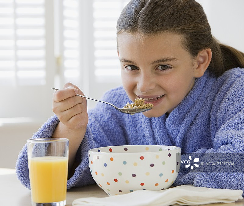 吹响发声玩具的女孩图片素材