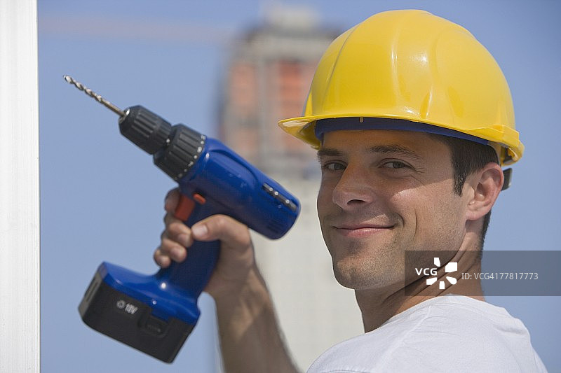 建筑工人手持无绳电钻图片素材