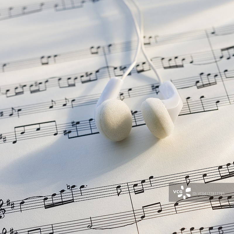 乐谱上的耳机特写图片素材
