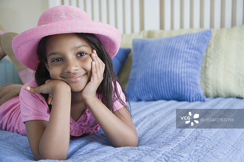 一个微笑的女孩的肖像图片素材