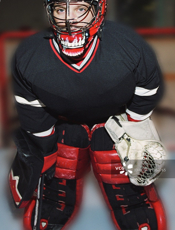 守门员在球门前的肖像图片素材