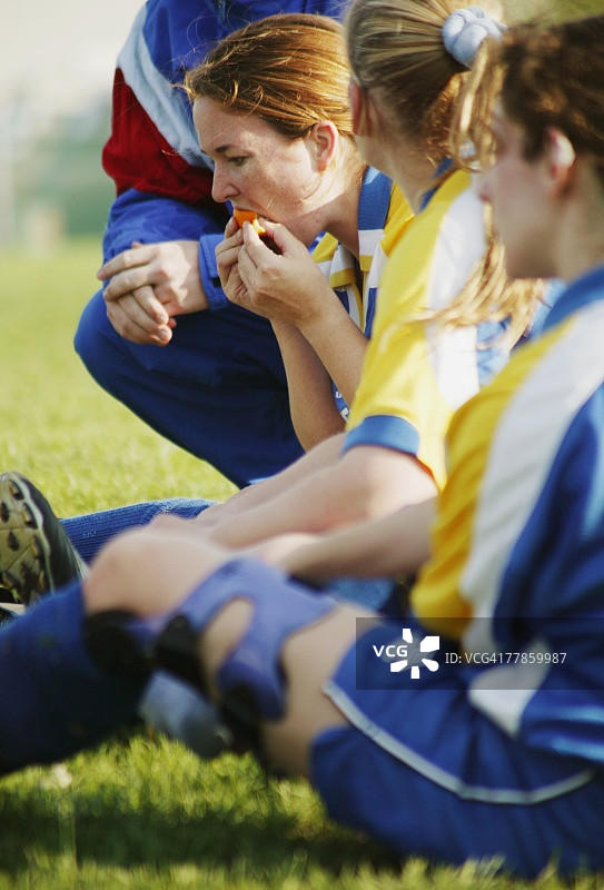 足球运动员坐在草地上图片素材