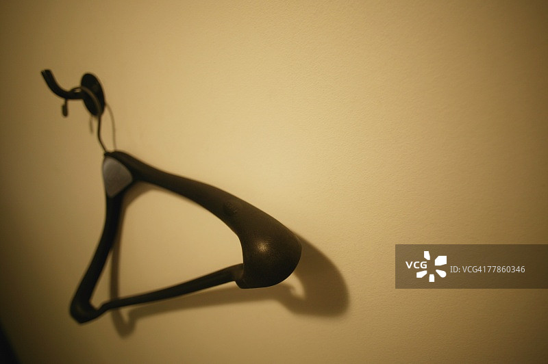 墙上的空衣架图片素材