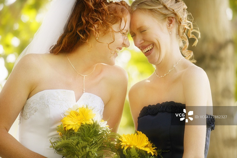 新娘和伴娘分享回忆图片素材