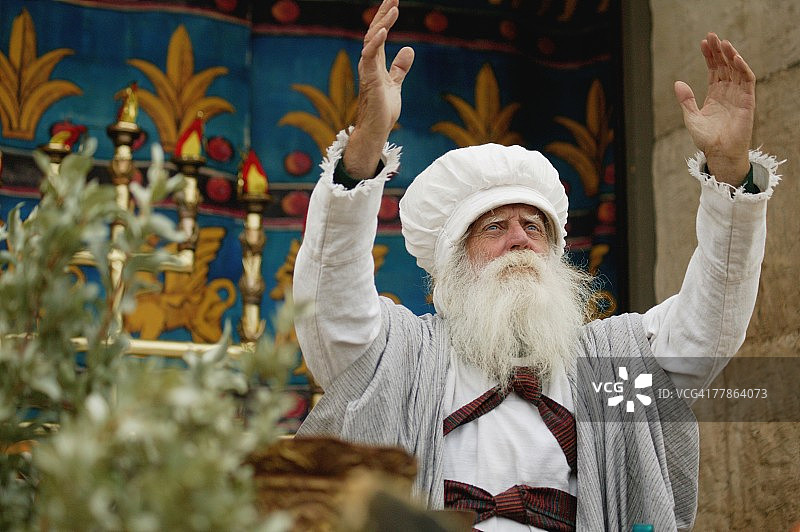 牧师举手向天图片素材