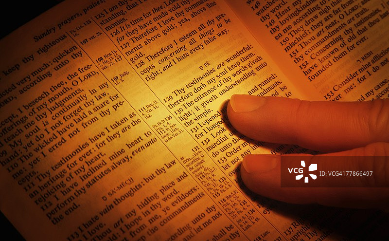 打开的圣经图片素材