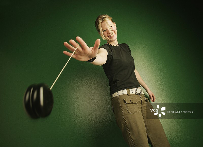 玩悠悠球的少女图片素材