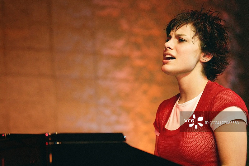 弹钢琴唱歌的女人图片素材