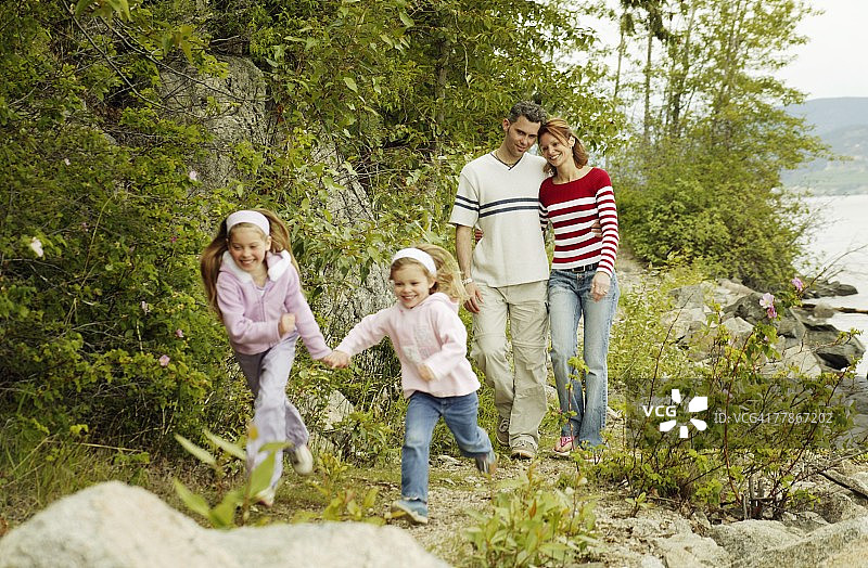 全家一起去散步图片素材