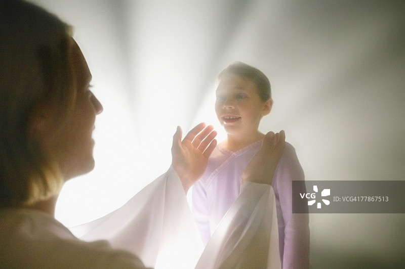 小孩与天使图片素材