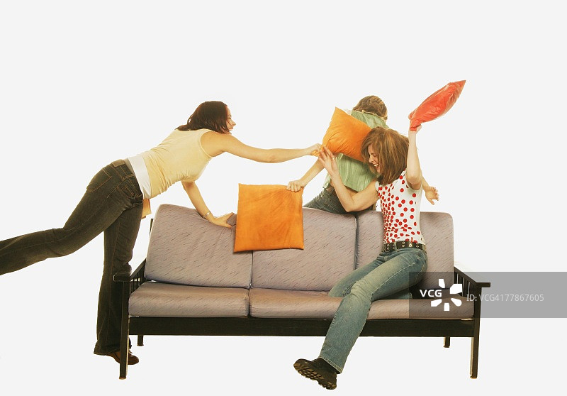 三个女人在进行枕头大战图片素材