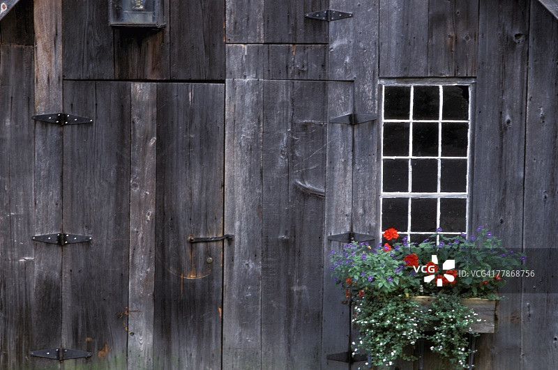 木制建筑与窗台花箱图片素材