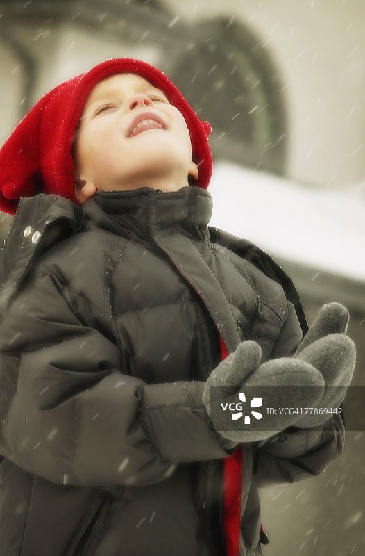 儿童喜欢接雪花图片素材
