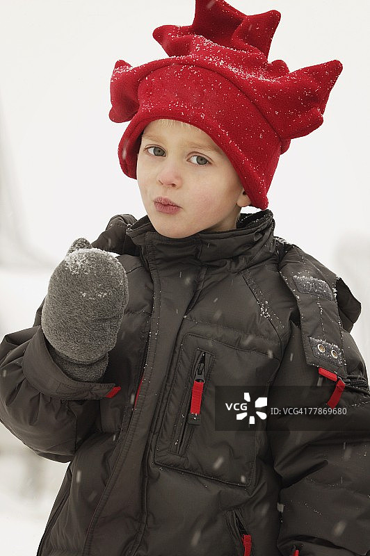 戴红帽子的儿童肖像图片素材