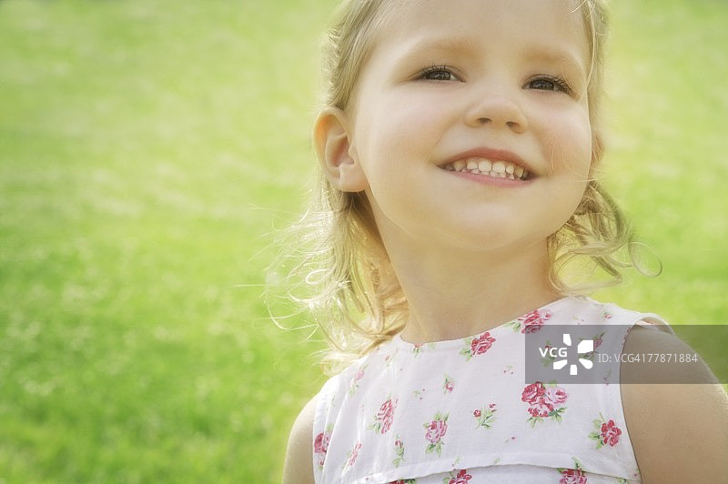 穿着夏装的小女孩图片素材