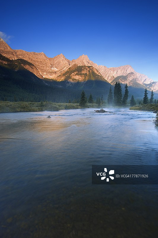 埃尔克湖河上的日出与清晨薄雾图片素材