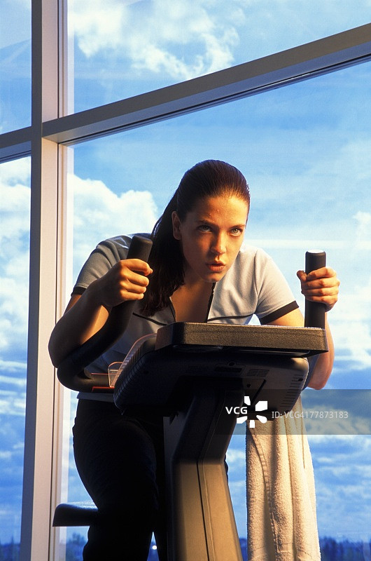 骑自行车锻炼的女人图片素材