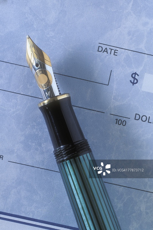 钢笔和支票特写图片素材