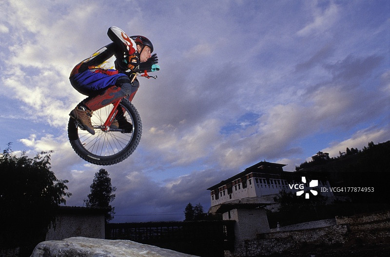 独轮车骑行者跳跃瞬间图片素材