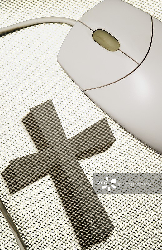 电脑鼠标和鼠标垫上的十字图片素材