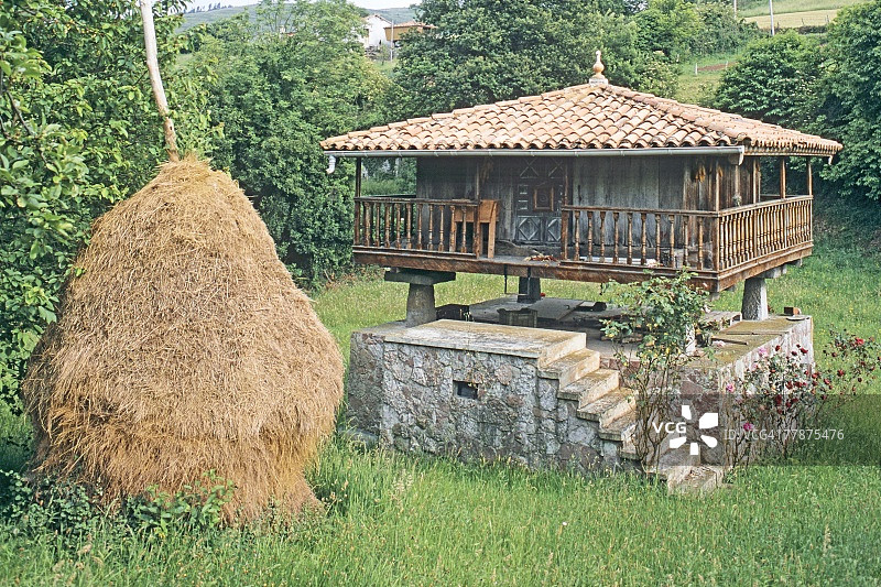 阿斯图里亚斯的传统石制粮仓图片素材