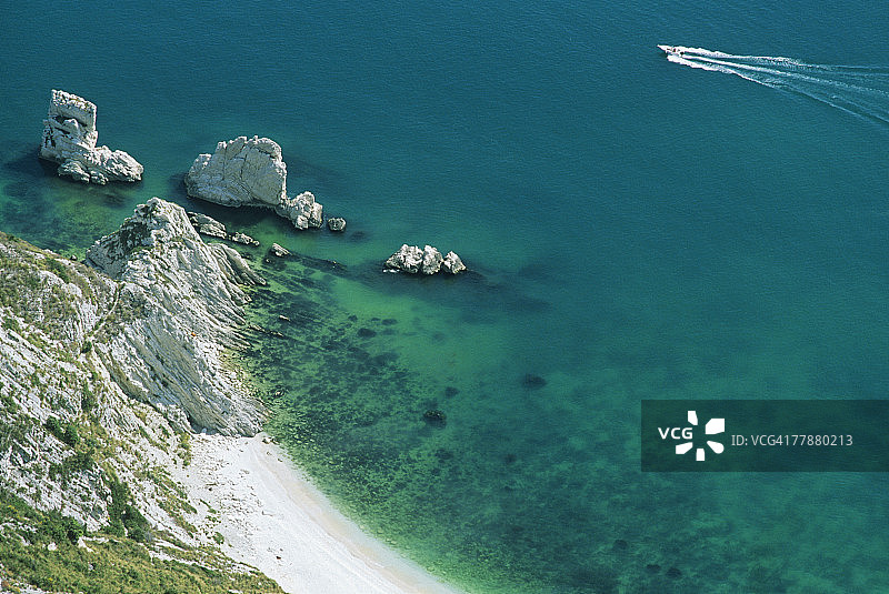 意大利马尔凯科内罗山：Due Sorelle海礁，海滨高角度景观图片素材