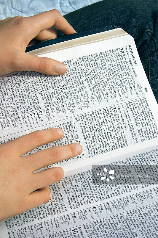 阅读圣经图片素材